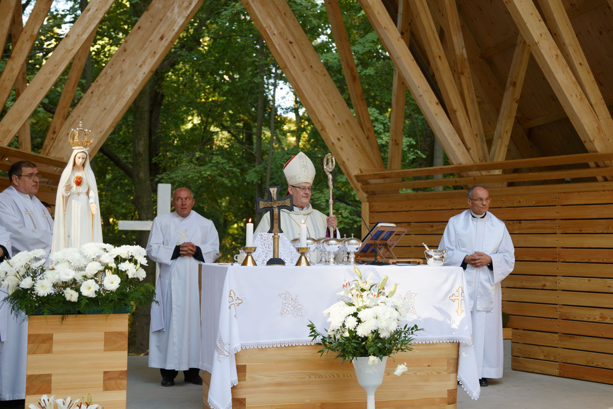 Püspöki áldás a megújult első hazai fatimai kegyhelyre Alsószentivánban